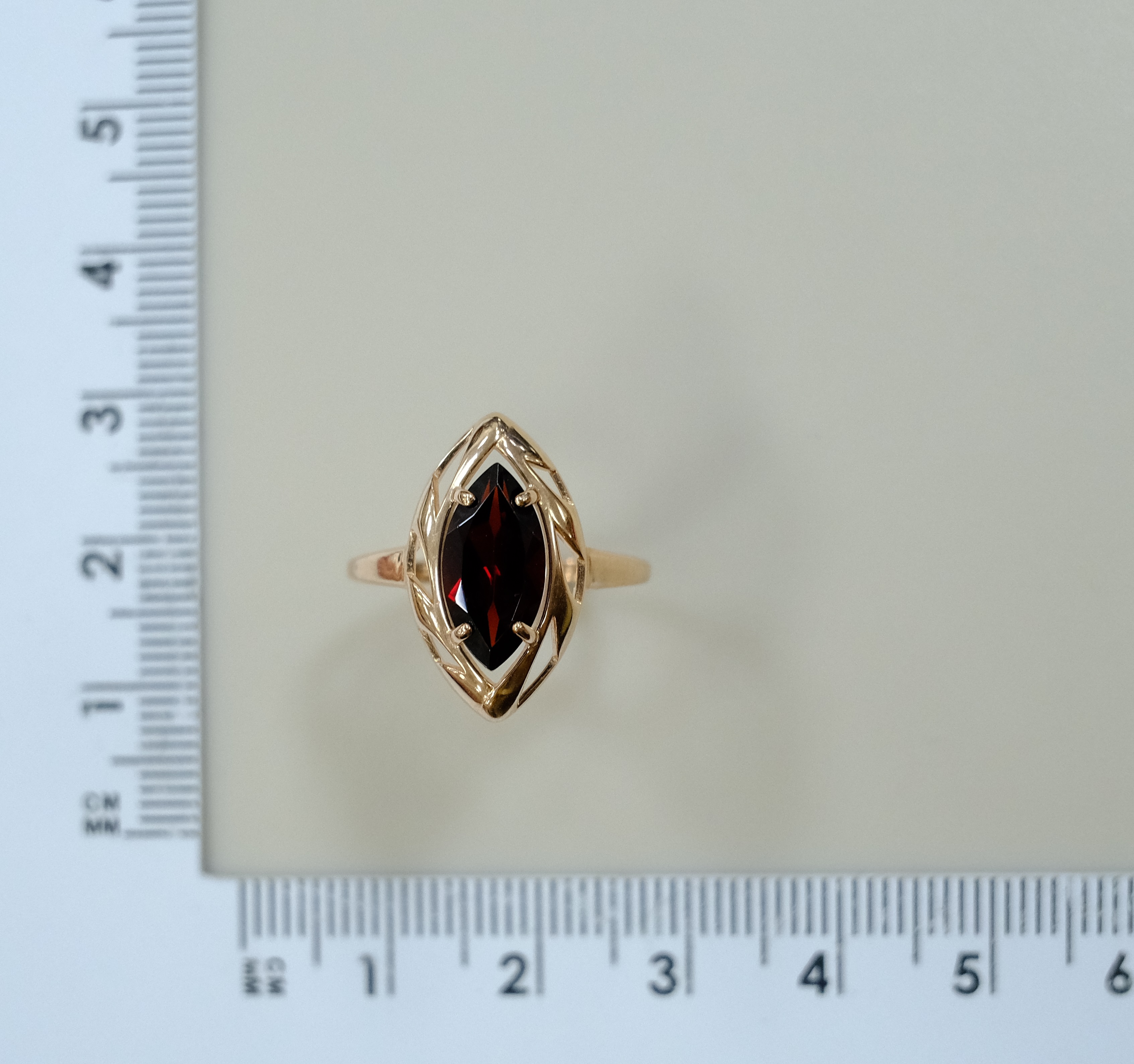 Серебряное кольцо с гранатом